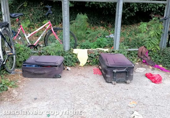 Grotte di Castro - Rifiuti abbandonati sulla Maremmana