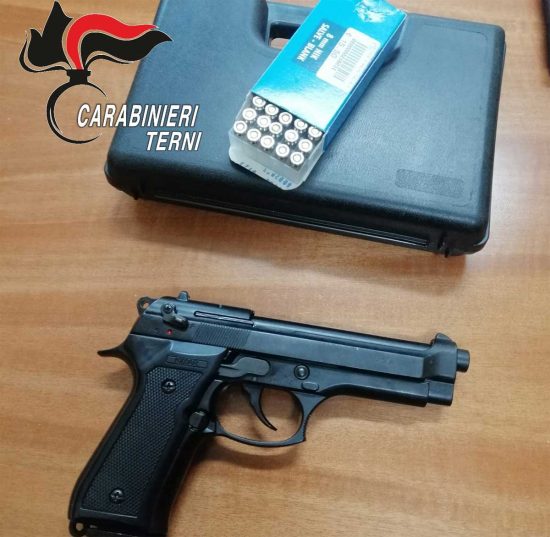 Terni - Carabinieri - L'arma sequestrata
