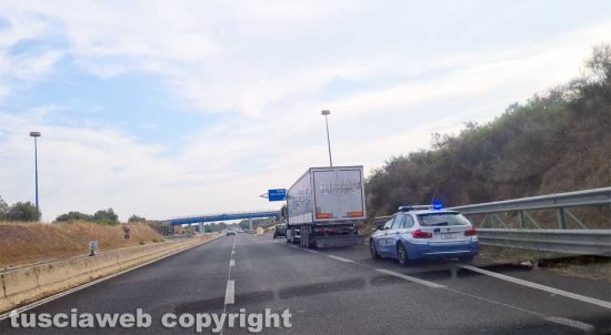 Viterbo - Il camion fermato lungo la trasversale