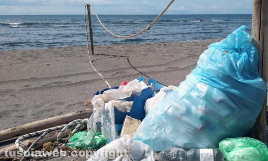 Rifiuti sulla spiaggia di Pescia Romana