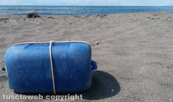 Rifiuti sulla spiaggia di Pescia Romana