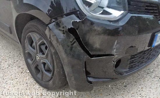 L'auto di Alessio Santoro danneggiata dai cinghiali