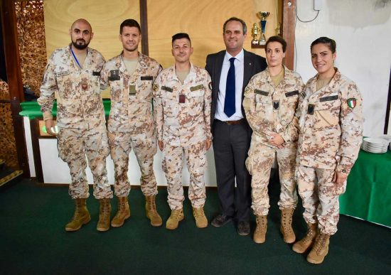 Alessandro Battilochio con i militari italiani all'estero