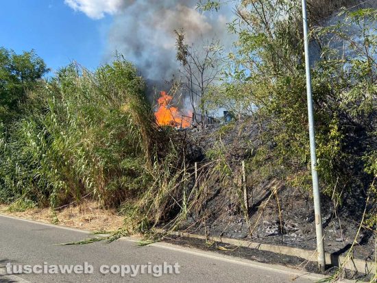 Incendio in strada Bagni