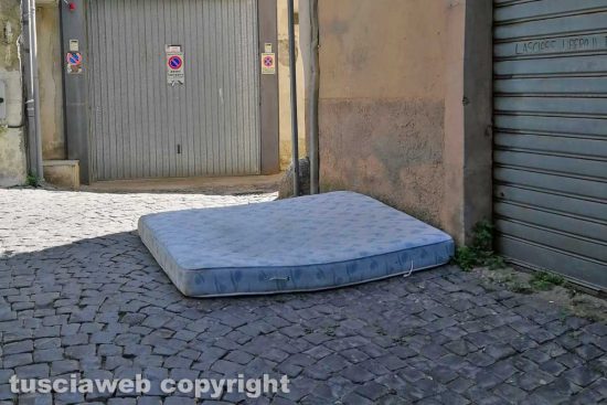 Viterbo - Materasso abbandonato in via Romanelli