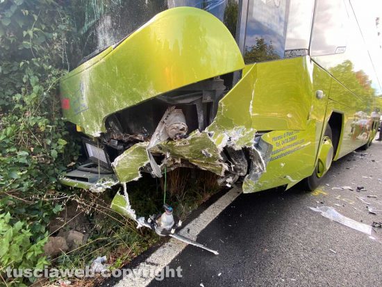 Viterbo - Autobus contro macchina sulla Sammartinese