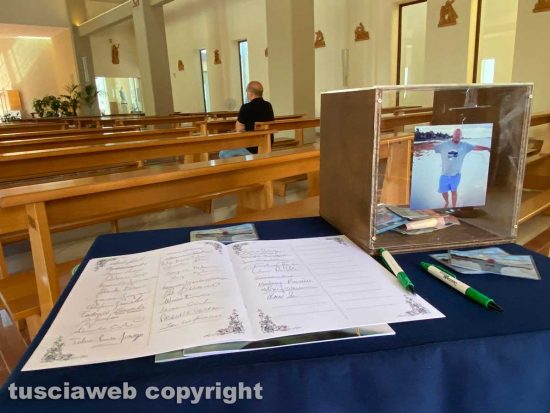 Viterbo - La veglia per Fabrizio Bianchini