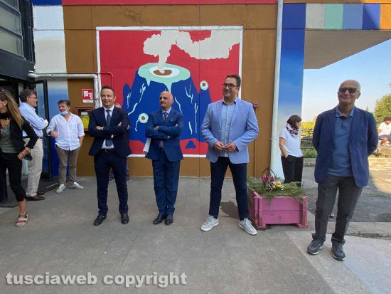 L'inaugurazione del murale all'istituto Canonica di Vetralla