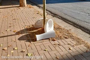 Lavandino abbandonato sulla Teverina