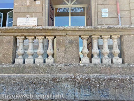 Viterbo - Le colonnine del Ruffini a piazza Dante