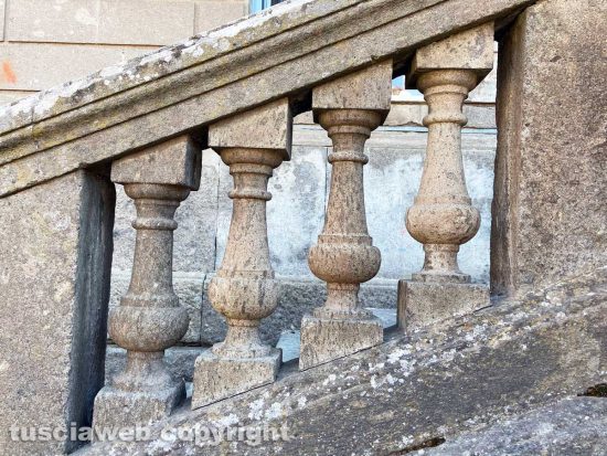 Viterbo - Le colonnine del Ruffini a piazza Dante