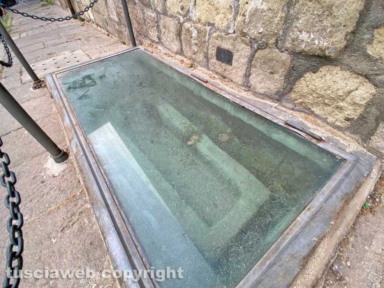 Viterbo - L'abbandono di via Mazzini - La tomba in piazza Dante