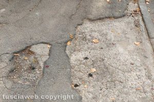 Viterbo - Marciapiedi in via Monte Asolone