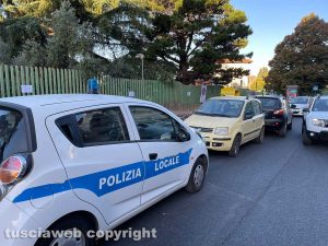 Viterbo - Via Carlo Cattaneo - La macchina della polizia locale all'entrata di scuola