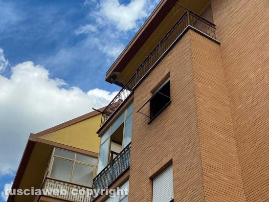 Viterbo - Via Monte Cengio - Il balcone dell'appartamento dell'uomo