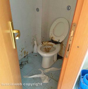 Viterbo - I bagni per turisti a palazzo dei Priori