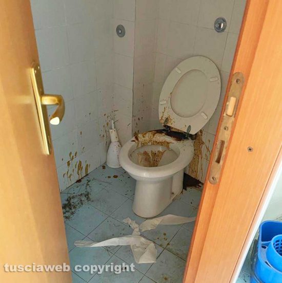 Viterbo - I bagni per turisti a palazzo dei Priori