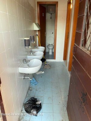 Viterbo - I bagni per turisti a palazzo dei Priori