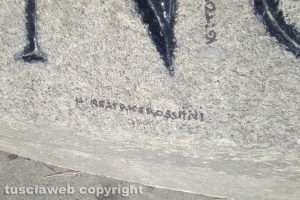 Scritte sul monumento del Paracadutista al Sacrario