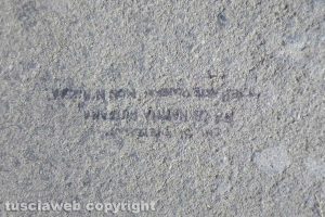 Scritte sul monumento del Paracadutista al Sacrario