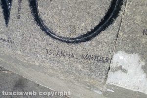 Scritte sul monumento del Paracadutista al Sacrario