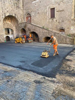 Viterbo - Interventi di asfaltatura in largo Grandori 