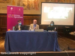 Il Cammino sulle vie dell’esilio di Santa Rosa entra nei “Sentieri in rete” - A sinistra il vescovo Luciano Bedini, al centro il sindaco di Gubbio Filippo Stirati, a destra l’impiegata comunale