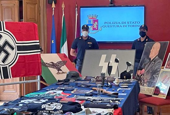 Torino - Il materiale di estrema destra sequestrato dalla polizia