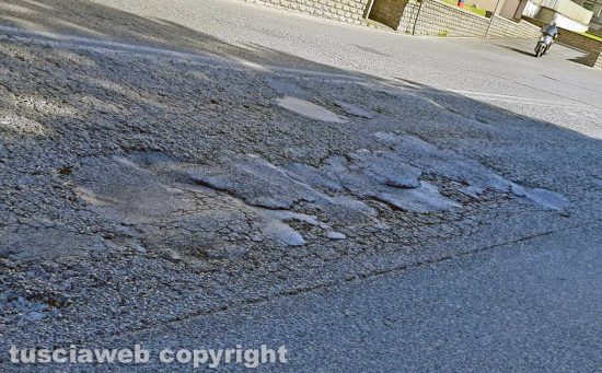 Viterbo - Buche di fronte all'Ipercoop