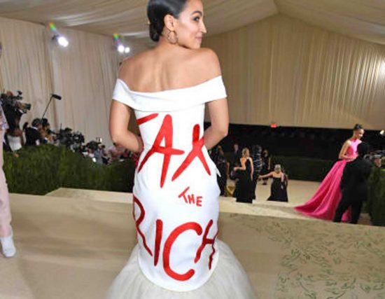 L’abito di Alexandria Ocasio-Cortez al Met Gala