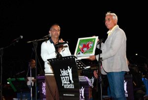 Viterbo - Il comandante della Scuola marescialli premia l'Asd Sorrisi che nuotano