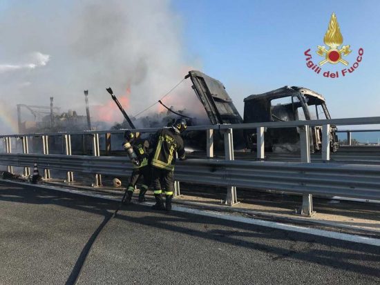 Cerveteri - Mezzo in fiamme sull'A1
