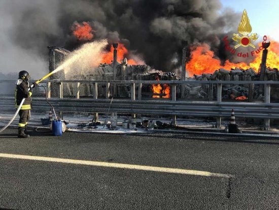 Cerveteri - Mezzo in fiamme sull'A1