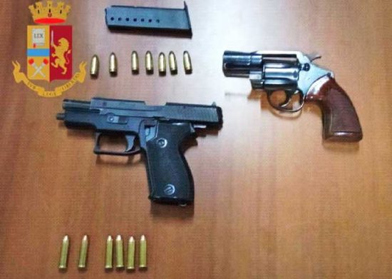 Napoli - Giovani in motorino trovati con due pistole e 13 cartucce 