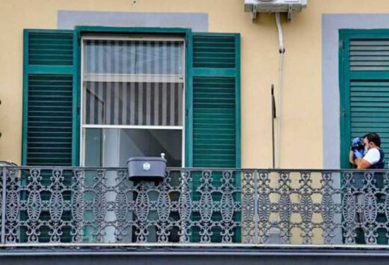 Napoli - Il balcone in via Foria da cui è precipitato il piccolo Samuele