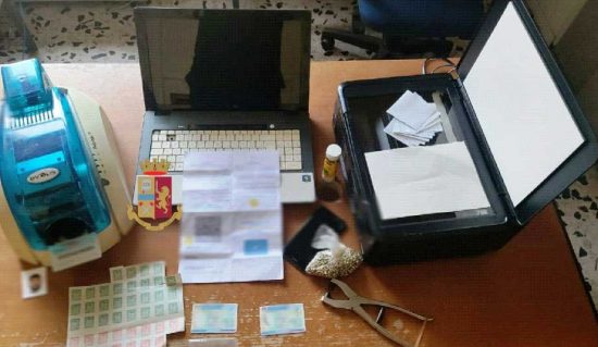 Napoli - Fabbrica documenti falsi con marche da bollo, green pass e carte d'identità contraffatti