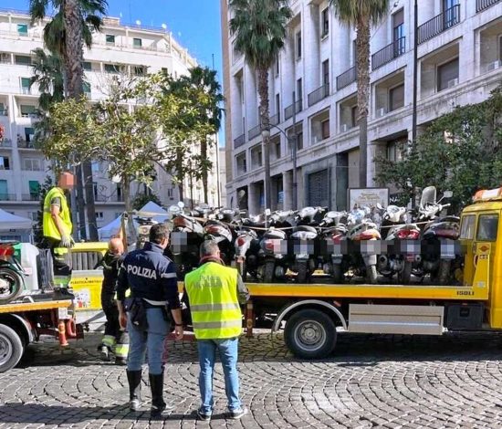 Napoli - Polizia - Scooter sequestrati