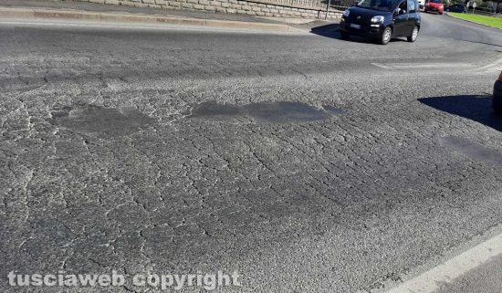 Viterbo - Buche in strada Sammartinese