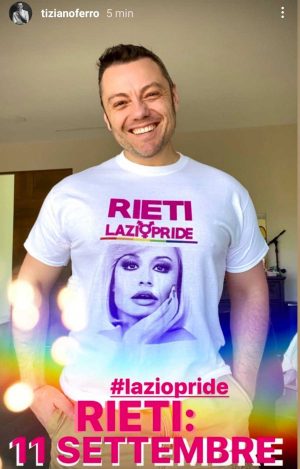 Tiziano Ferro con la foto del Rieti Lazio Pride