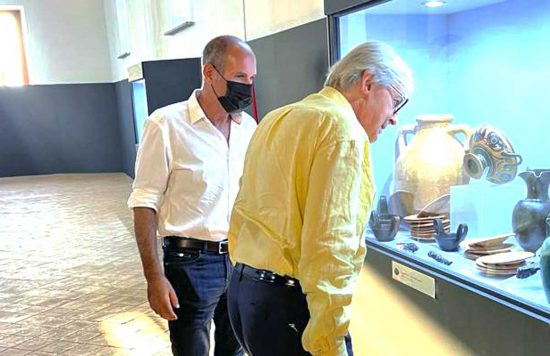 Montalto di Castro - Vittorio Sgarbi e il sindaco Caci alla mostra “Sfingi, leoni e mani d’argento”