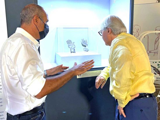 Montalto di Castro - Vittorio Sgarbi e il sindaco Caci alla mostra “Sfingi, leoni e mani d’argento”