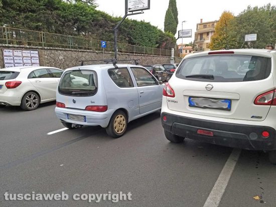 Montefiascone - I parcheggi selvaggi in via Dante Alighieri