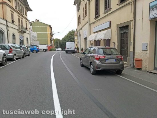 Montefiascone - I parcheggi selvaggi in via Dante Alighieri