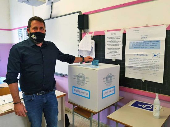 Paolo Manzi mentre vota