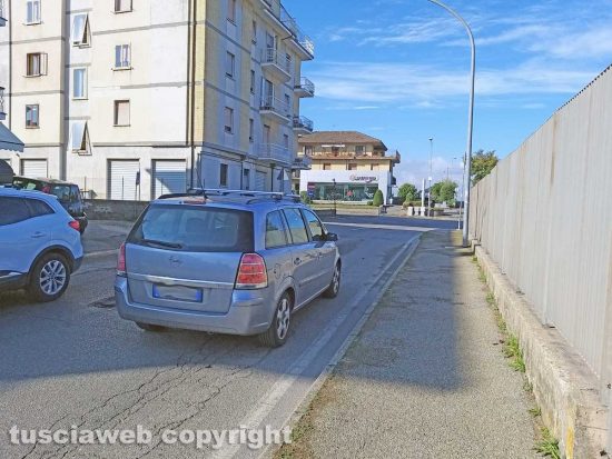 Montefiascone - Un'auto contromano in via Aldo Moro