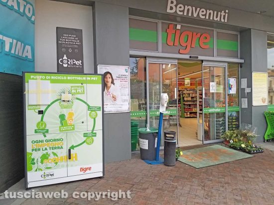 Montefiascone - L’ecocompattatore al supermercato Tigre