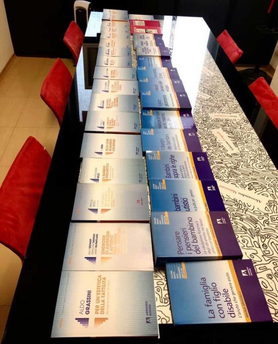 Viterbo - I libri sulla disabilità infantile donati alla biblioteca consorziale