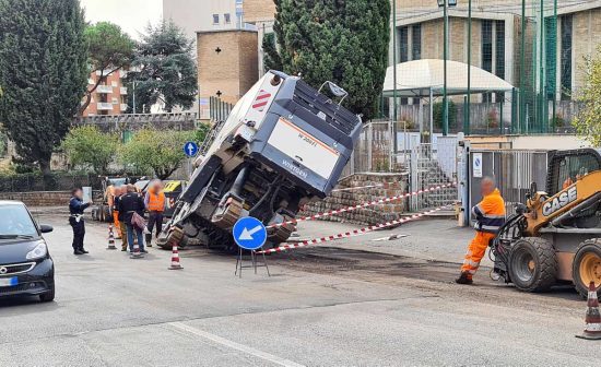 Roma - Asfaltatrice finisce in una voragine