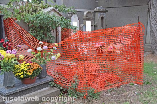 Viterbo - Tomba transennata al cimitero San Lazzaro