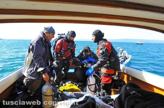 Bolsena - Il recupero del velivolo precipitato nel lago